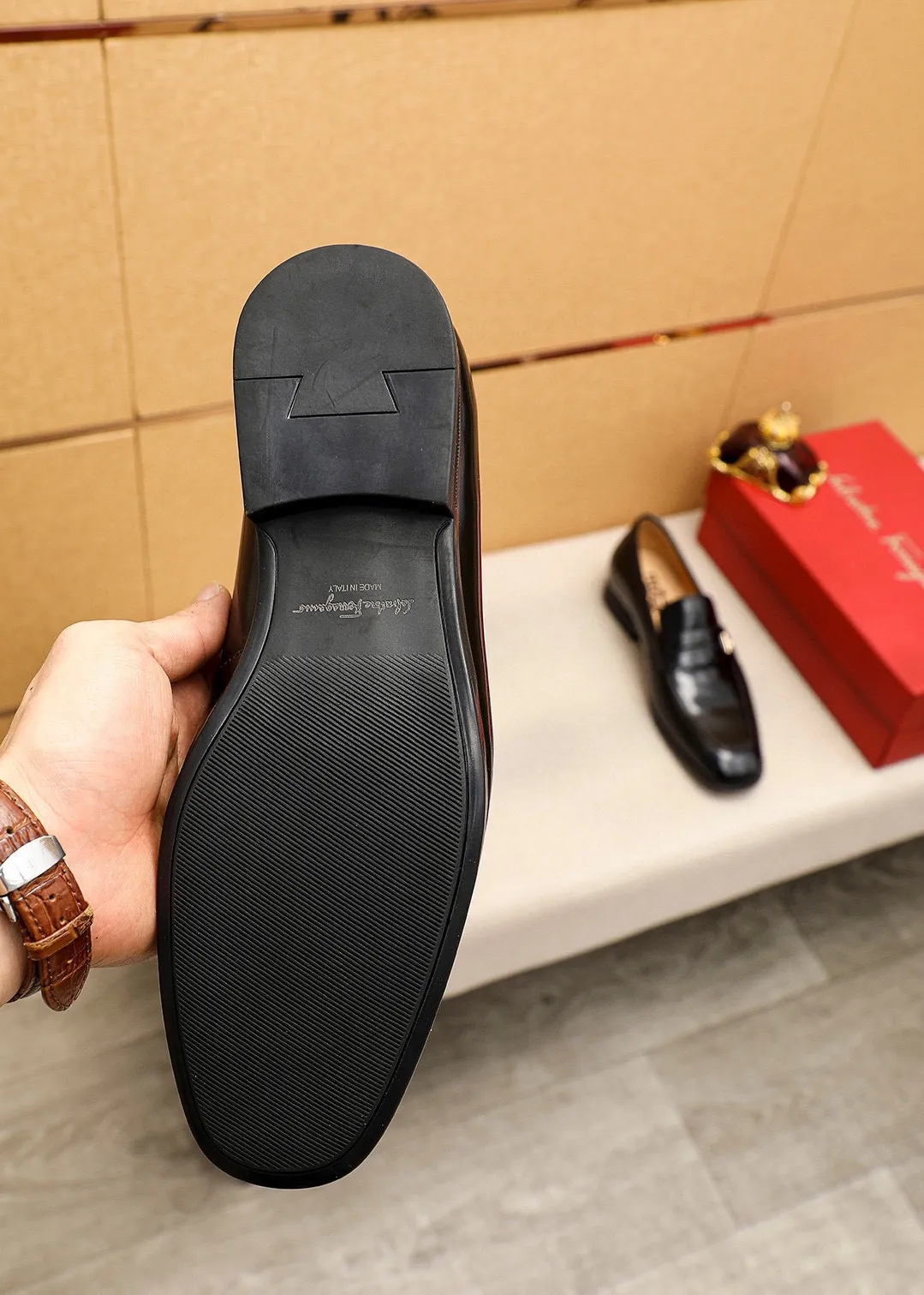 Men's shoes 💰480 💐 Product trademark: Ferragamo "Ferragamo" casual leather shoes Regular size: 38-44 (45🉑️customized) Product materials: Selected imported first-layer open-edge beaded cowhide upper + luxury hardware buckle, imported water-dyed cowhide leather lining. Strong three-dimensional visual effect, original rubber outsole Color: 3⃣️seed leather materials available